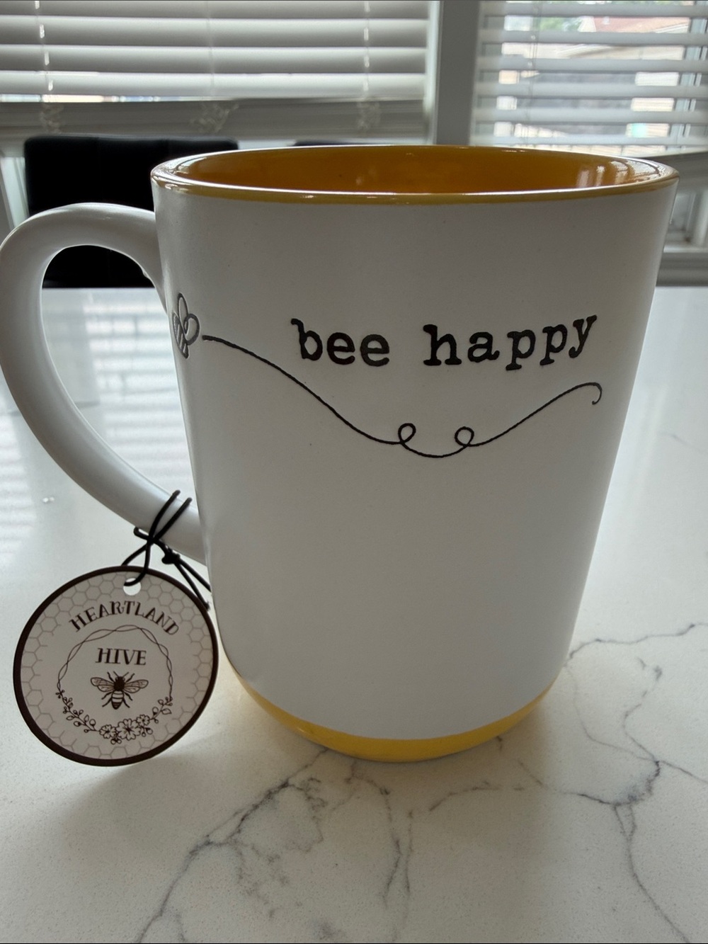 "Bee Happy" White and Yellow Ceramic Mug, NWT 🐝🎉🎊💛🤍🖤
